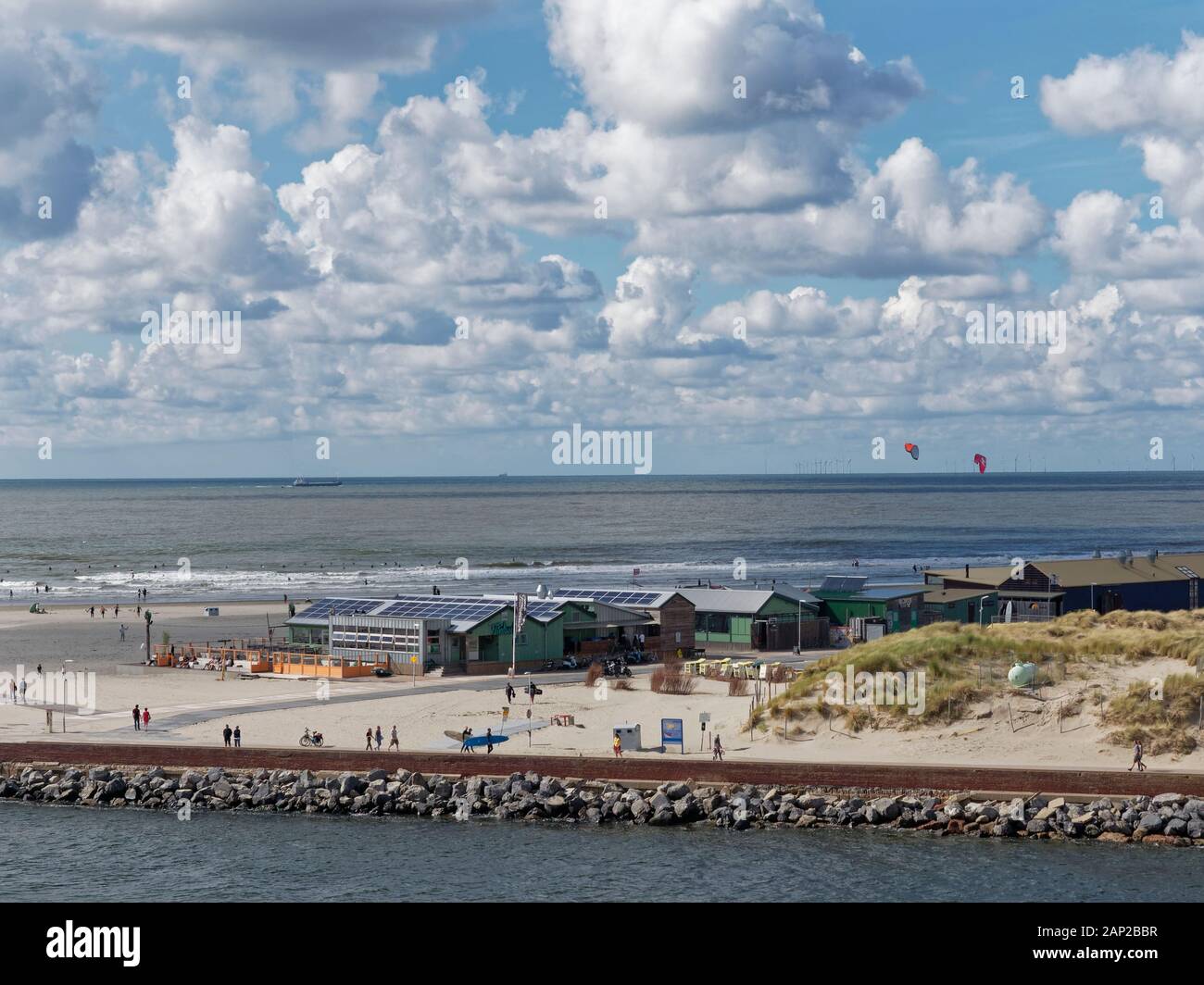 Il retro del Ijmuiden spiaggia con gente camminare, andare in bicicletta e fare altre attività per il tempo libero in una bella giornata in agosto. Foto Stock