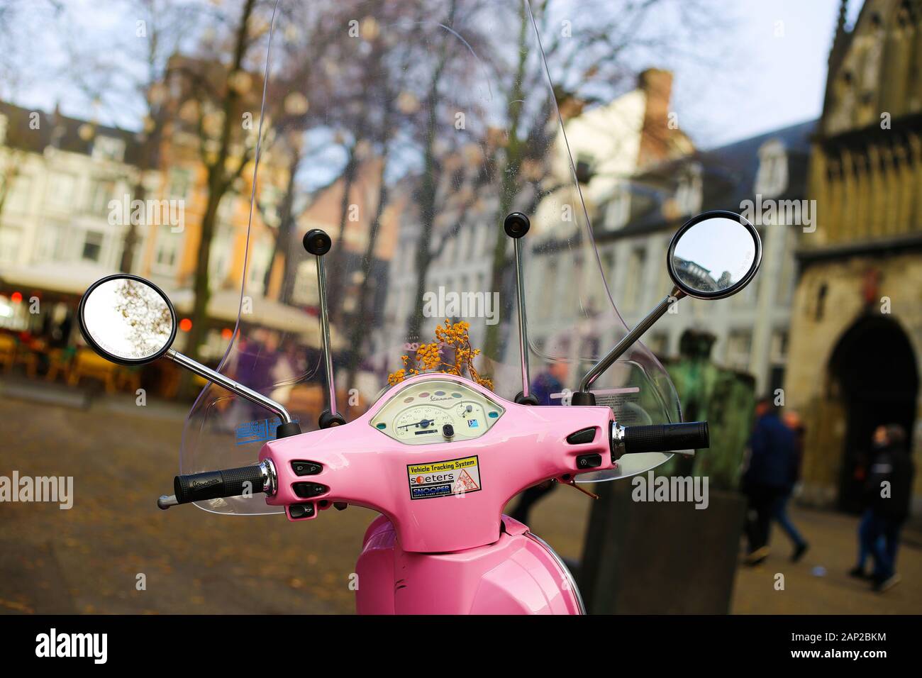 Maastricht, Paesi Bassi - 30 novembre. 2019: vista oltre il manubrio, tachimetro, Parabrezza e retrovisori di retro rosa Vespa scooter on sfocato Foto Stock