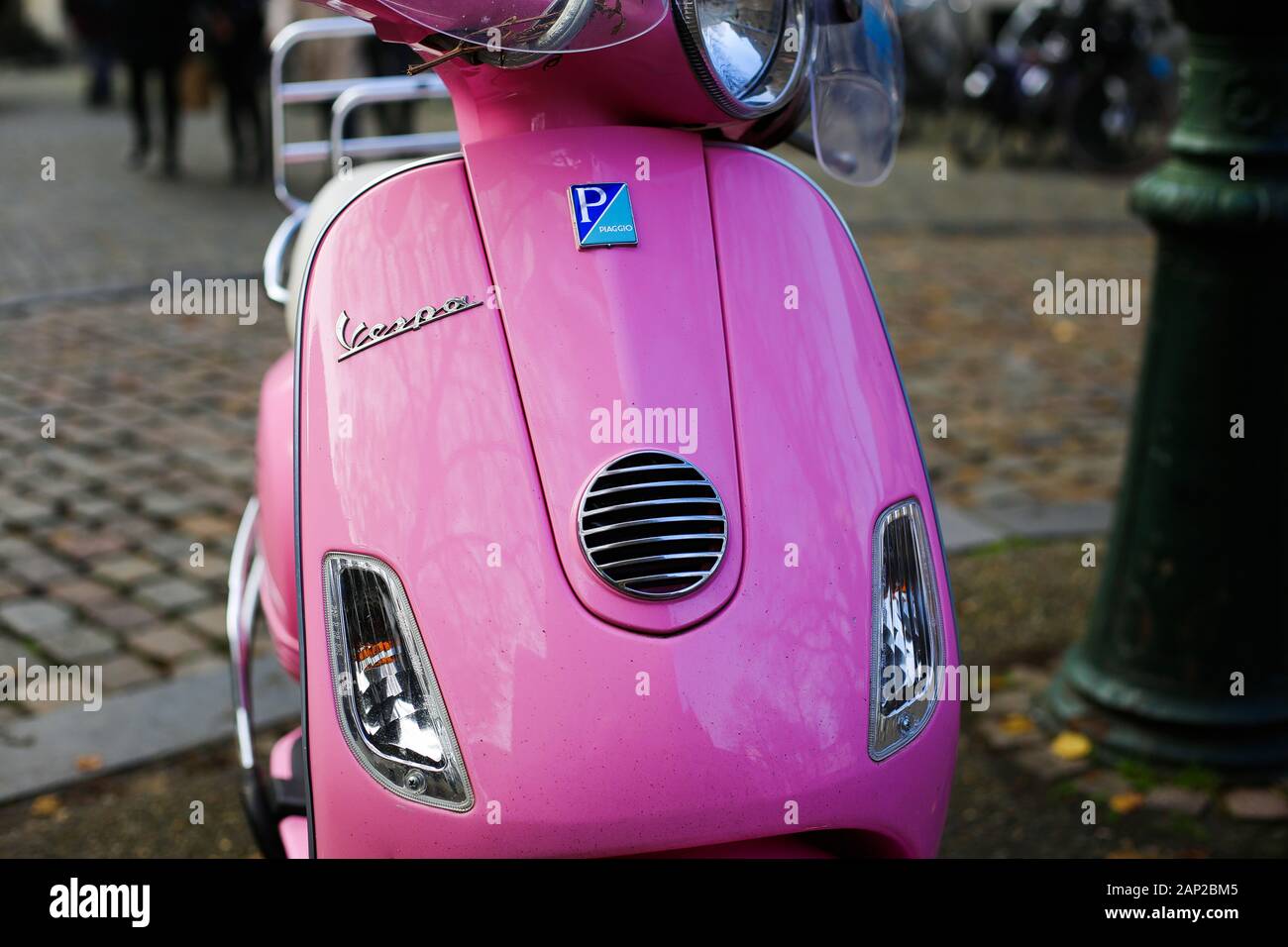 Maastricht, Paesi Bassi - 30 novembre. 2019: vista frontale sul retro rosa scooter Vespa parcheggiata su city square Foto Stock