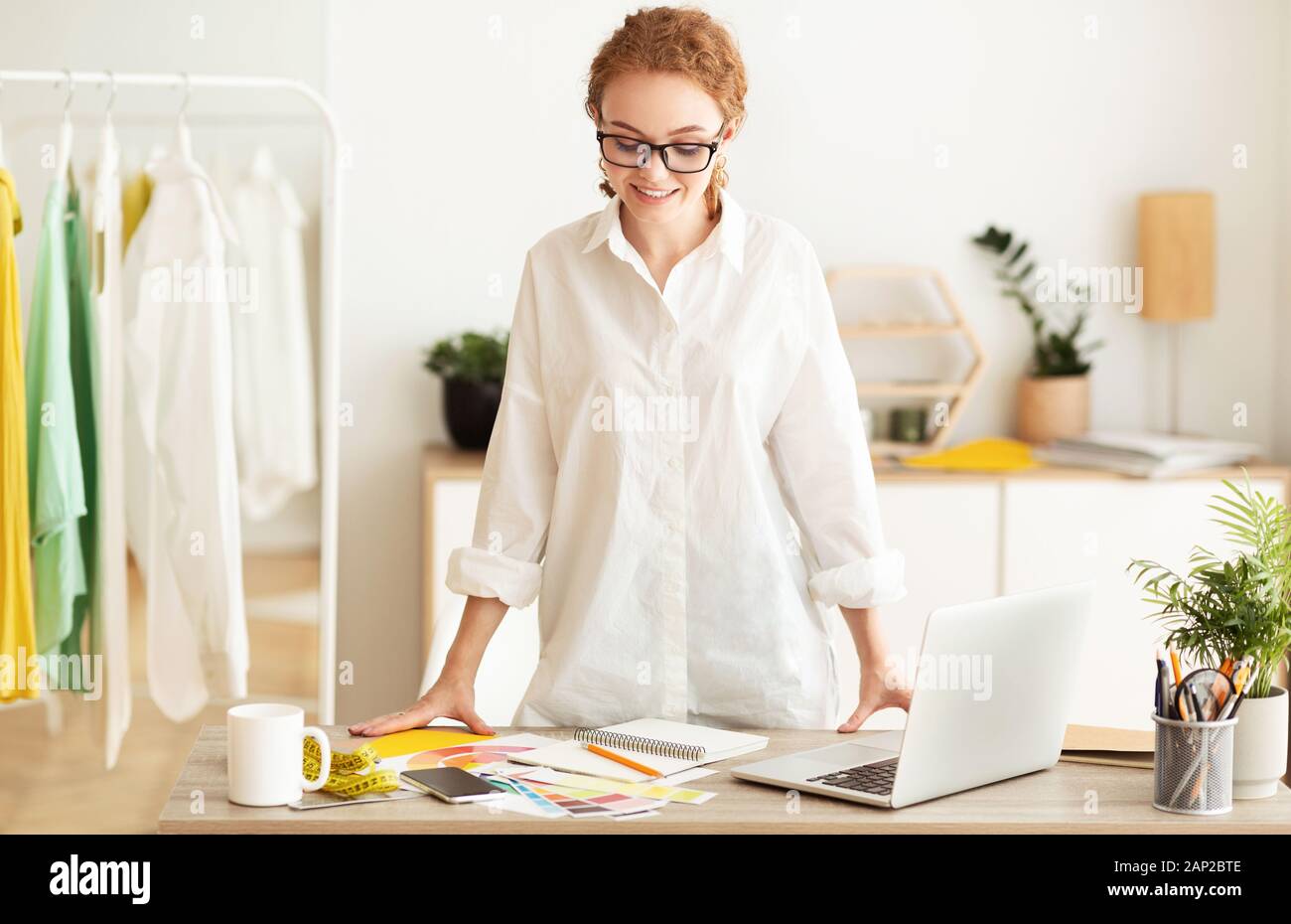 Felice di lavoro su misura nel proprio studio di sartoria Foto stock - Alamy