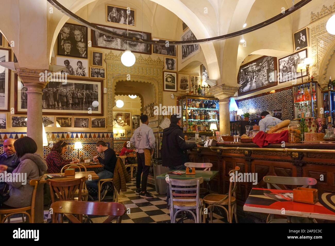 Tapas bar, Giralda, ristorante interno, Cerveceria Giralda di Siviglia, in Andalusia, Spagna meridionale. Foto Stock