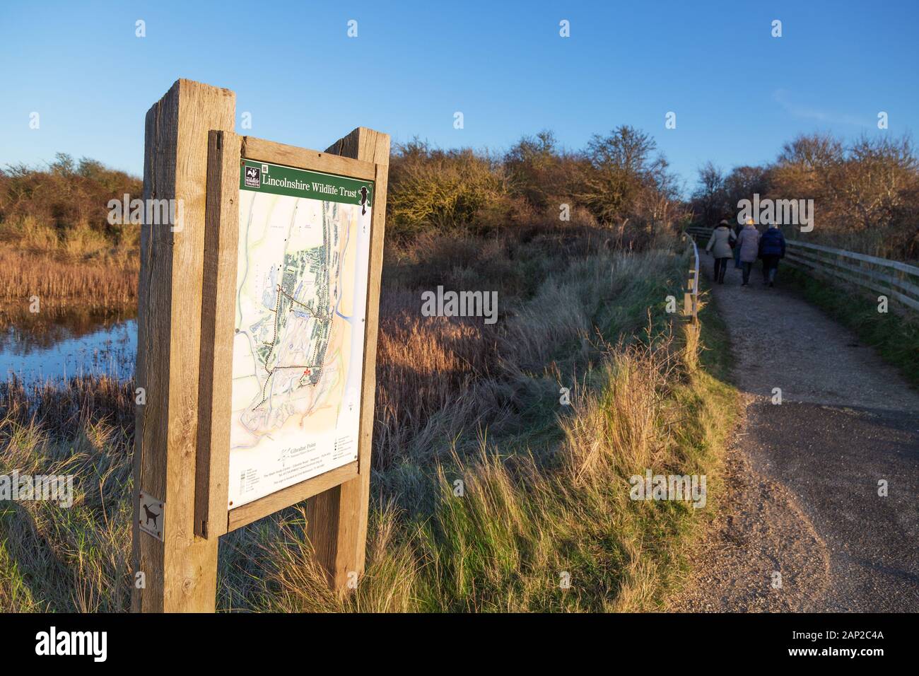 Lincolnshire Wildlife Trust, la gente a piedi a Gibraltar Point nella campagna del Lincolnshire, Lincolnshire, England Regno Unito Foto Stock