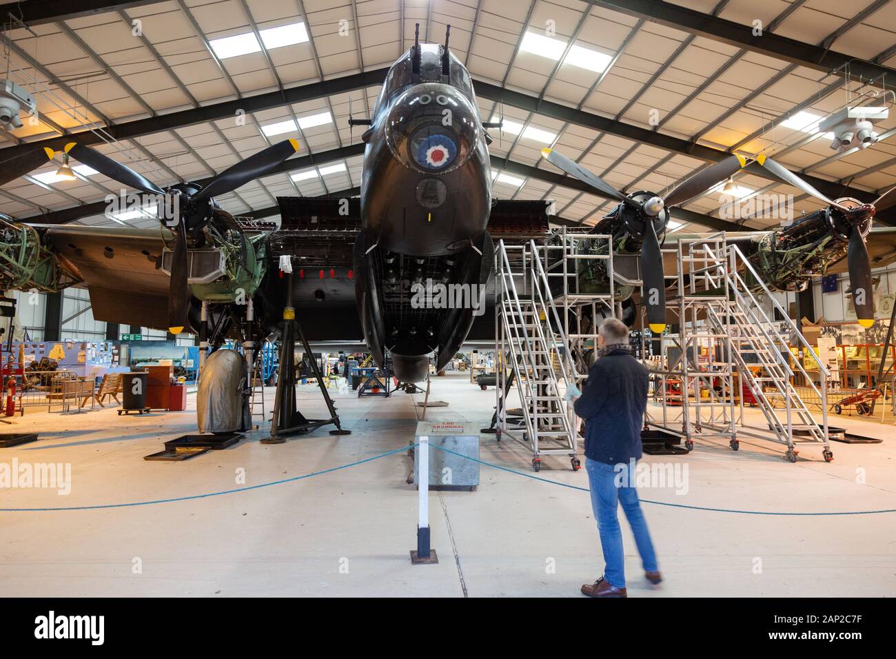 Lincolnshire Aviation Heritage Center interior con il Lancaster Bomber 'Just Jane', un aereo della seconda guerra mondiale nel museo, East Kirkby, Lincolnshire Foto Stock