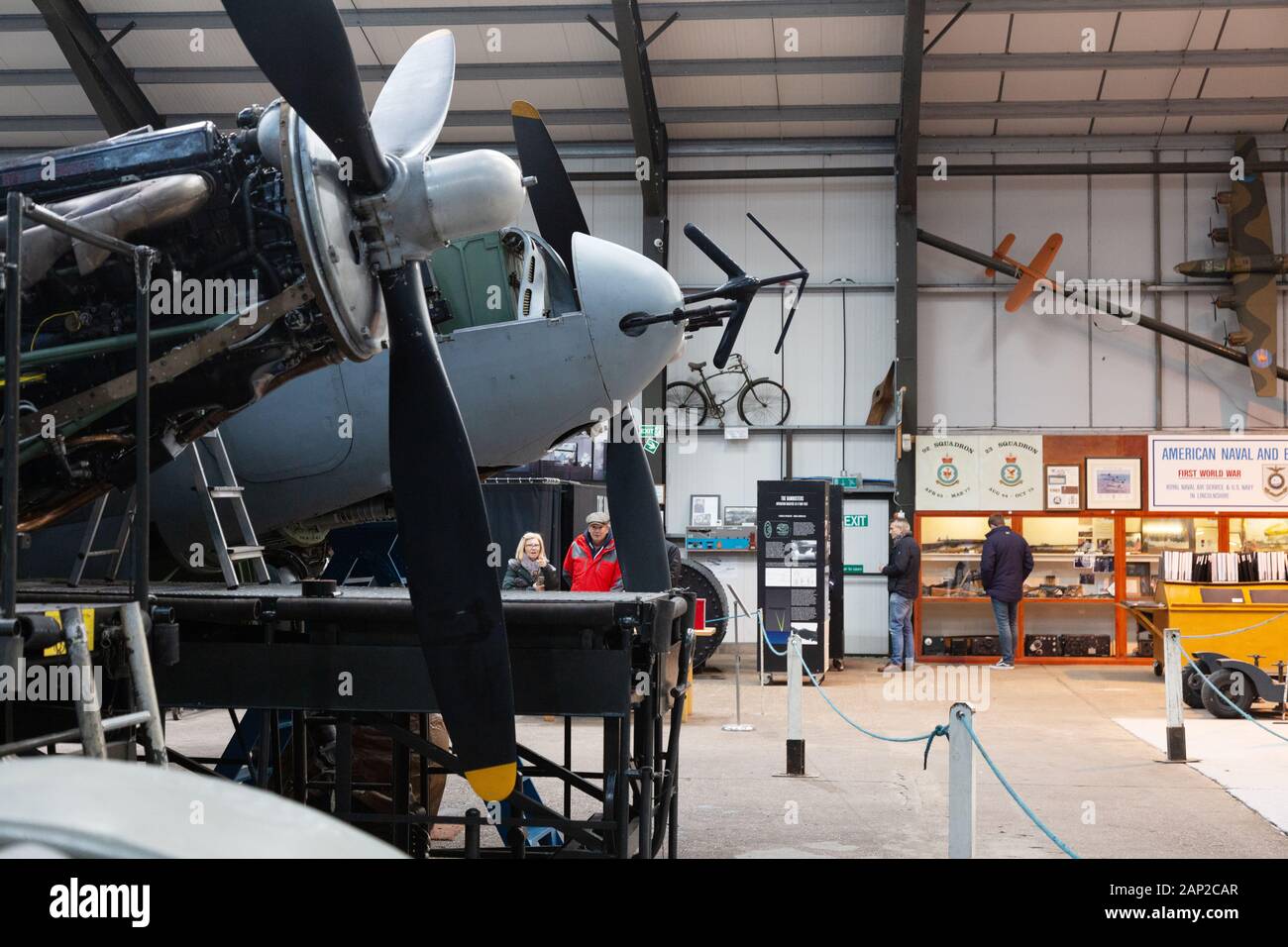 Lincolnshire Aviation Heritage Center; Visitatori all'interno del museo ithe, East Kirkby, Lincolnshire Foto Stock