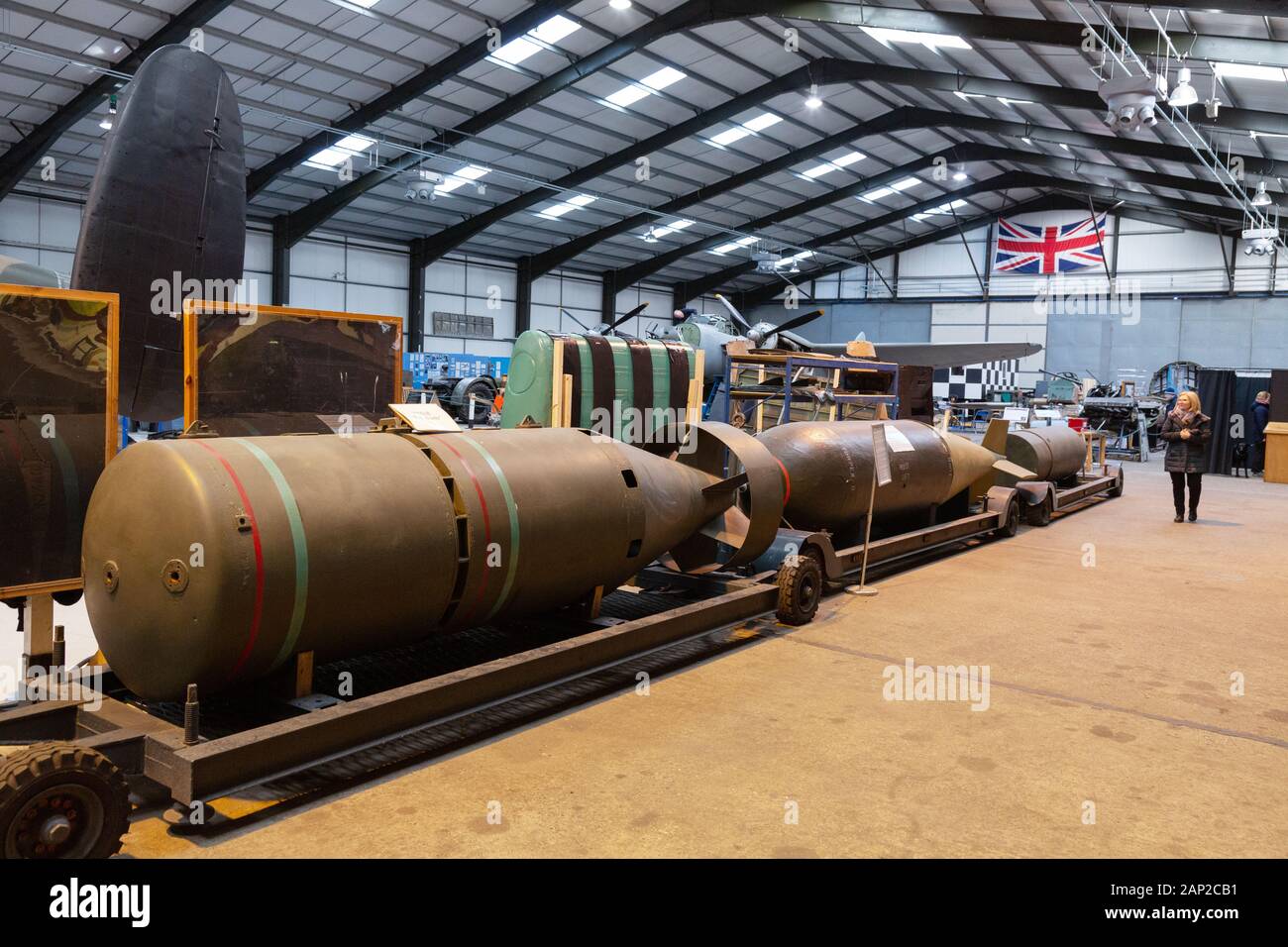 I visitatori imparano a conoscere la Seconda guerra mondiale; il Lincolnshire Aviation Heritage Centre Museum, East Kirkby Lincolnshire UK Foto Stock