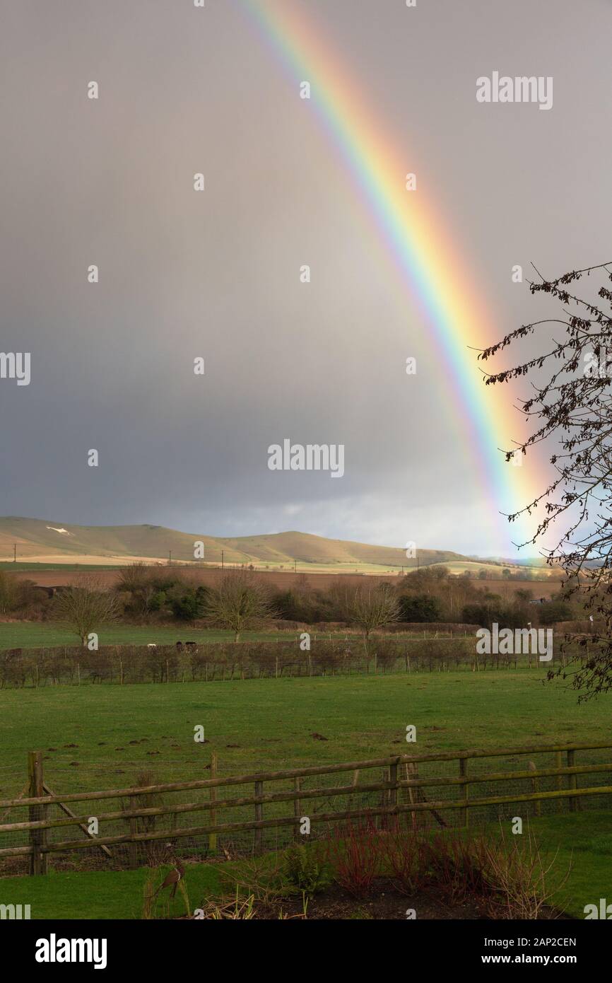 Rainbow Landscape; a Rainbow Over Pewsey vale and the Pewsey White Horse, Wiltshire Countryside, Pewsey, Wiltshire UK Foto Stock