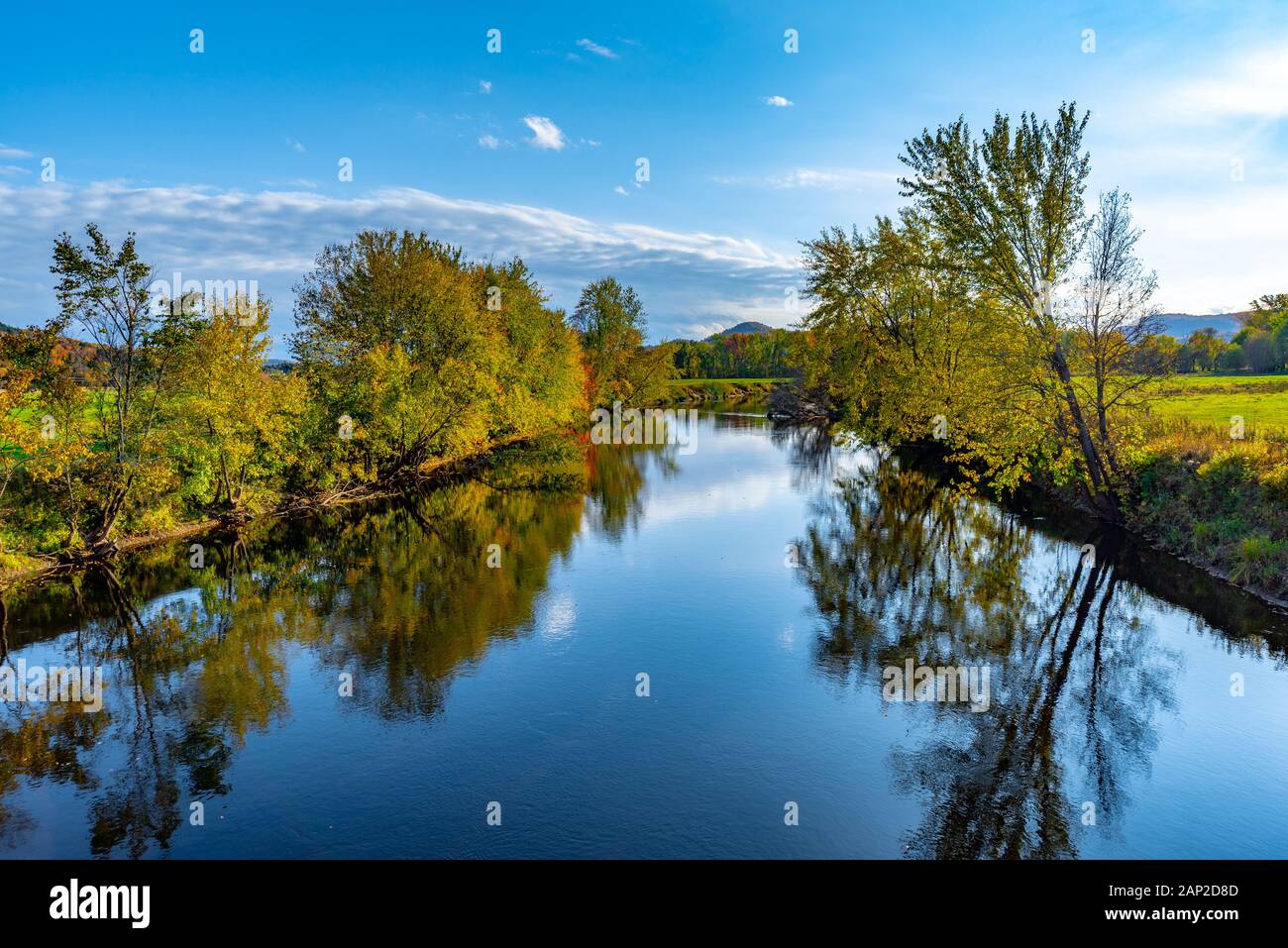 Diavolo fiume in autunno, presa a metà pomeriggio, da un ponte vicino a Mont Tremblant, Quebec, Canada Foto Stock