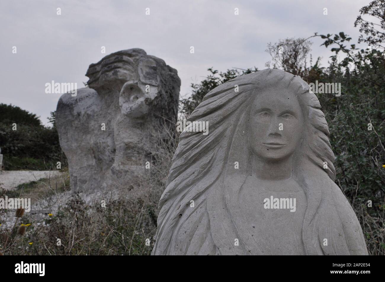 La scultura in pietra di donna con capelli fluenti nel Tout Qarry sculpture park su Portland bill in Dorset, Regno Unito Foto Stock