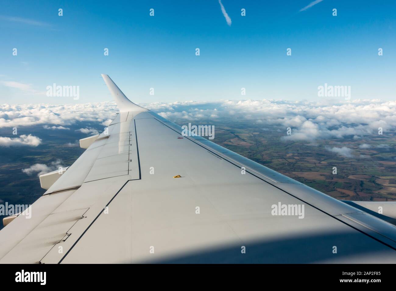 Ala Jet in volo, vista da una finestra aereo su un volo Flybe da Southampton, Inghilterra, Regno Unito Foto Stock