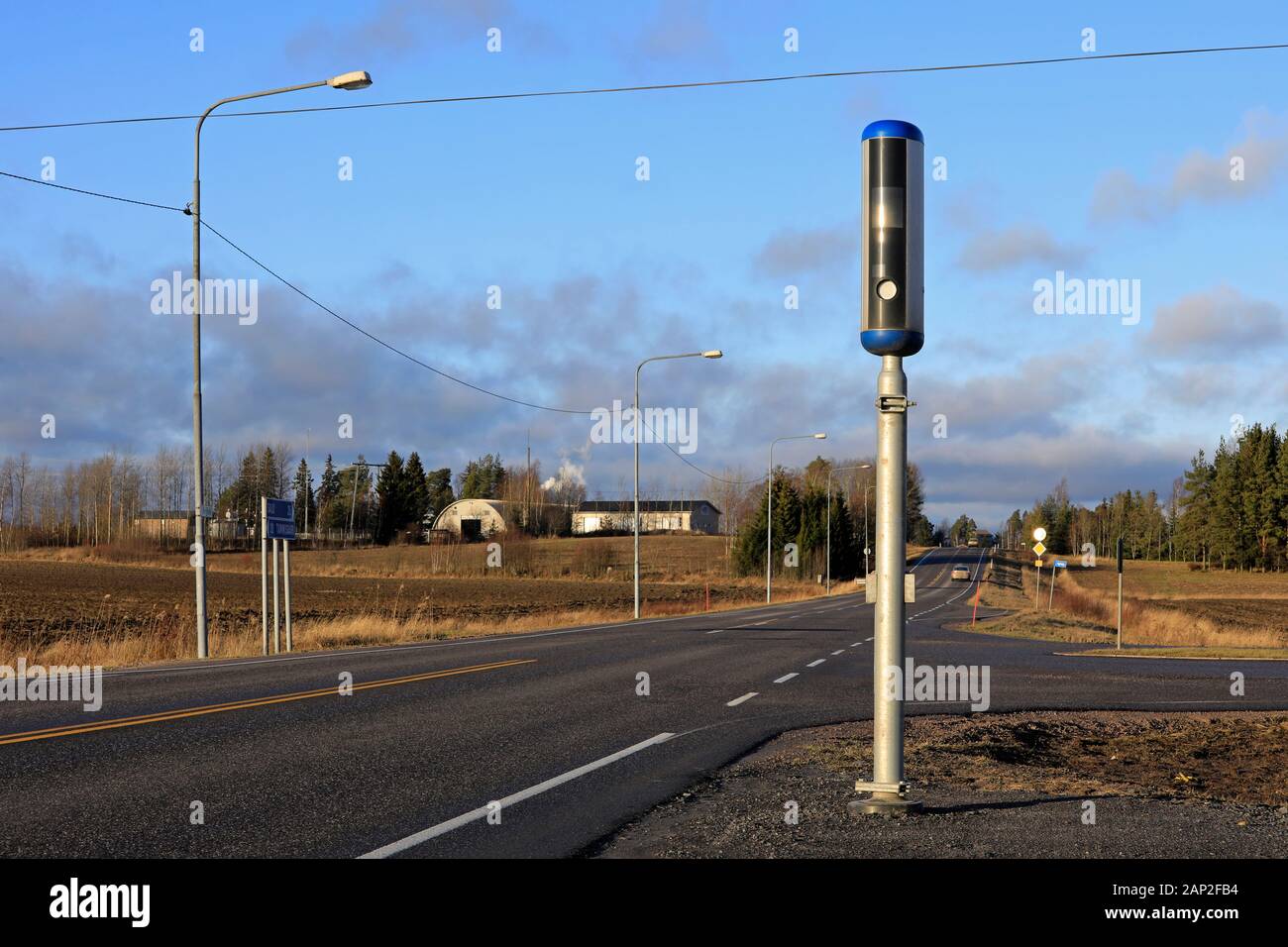 Nuova velocità stradale fotocamera e il traffico lento in una giornata di sole di inverno nel sud della Finlandia. Foto Stock