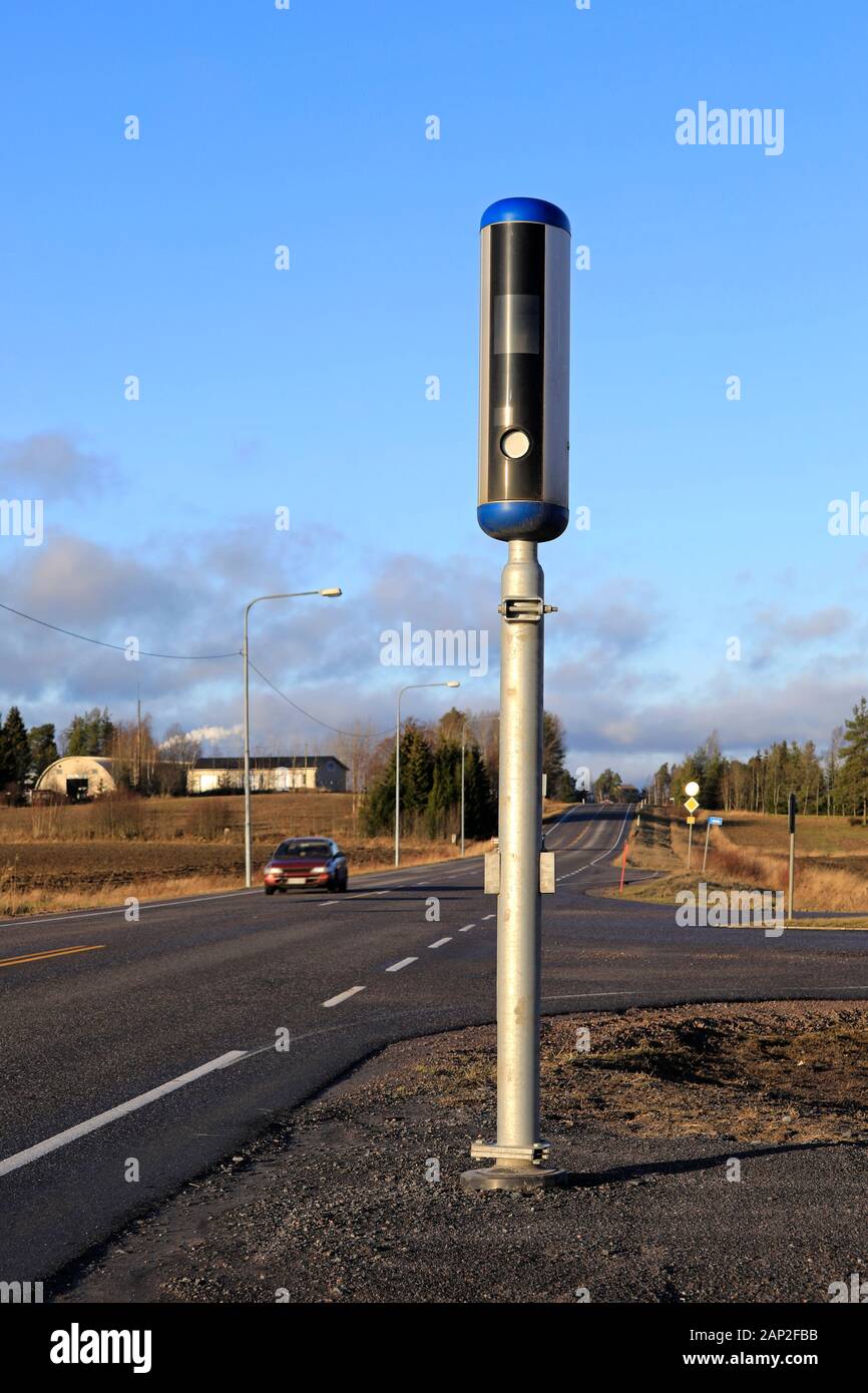 Nuova velocità stradale di fotocamera e di un automobile che viaggia dalla direzione opposta in una giornata di sole d'inverno. Foto Stock