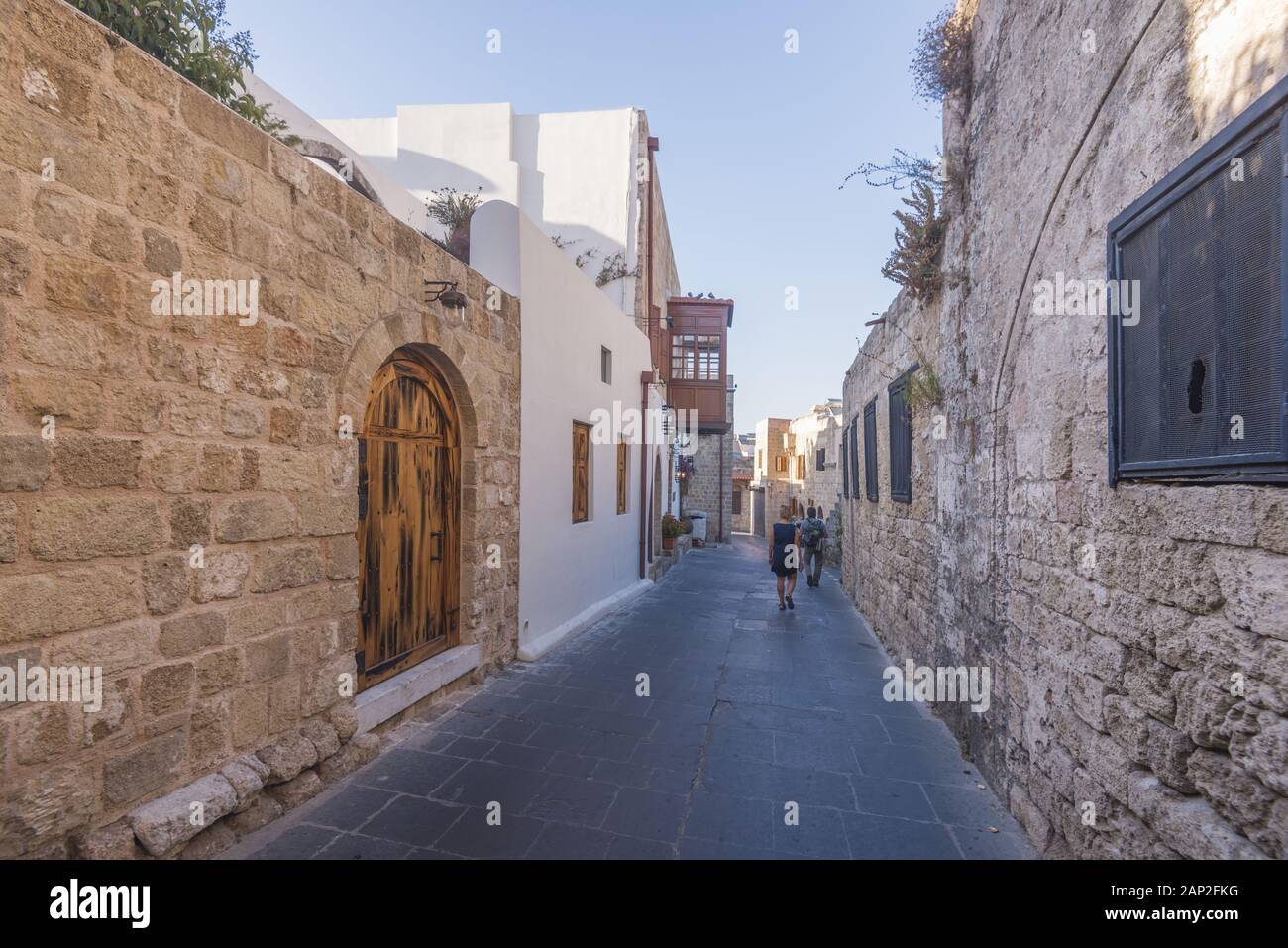 Paesaggio urbano della città medievale all'interno di fortificazioni di Rodi. Foto Stock