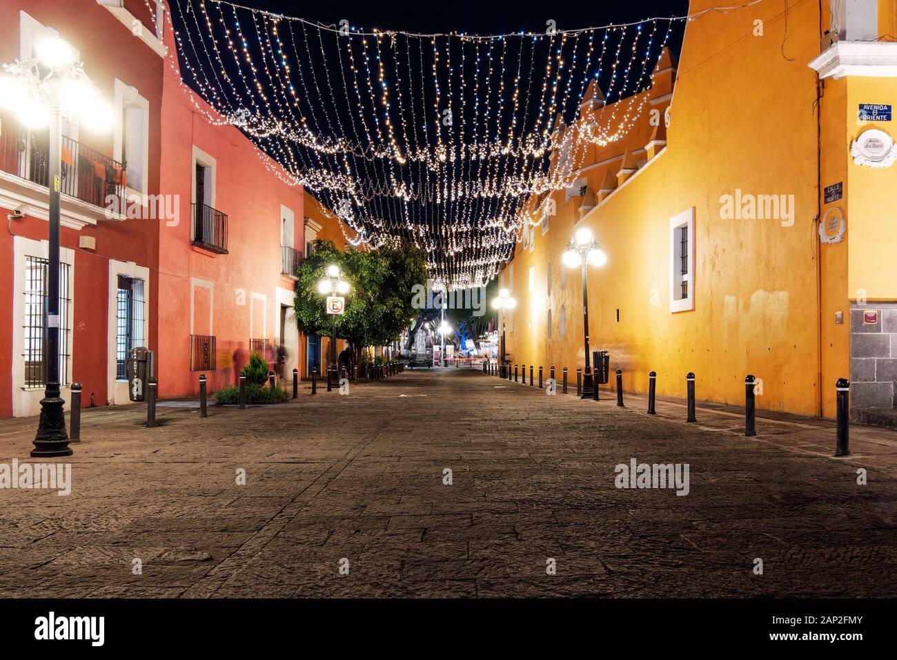 Puebla de Zaragoza, Messico, 15 Ottobre 2018 - Calle 8 Norte street della città di Puebla con decorazione di luce senza auto e persone a notte Foto Stock