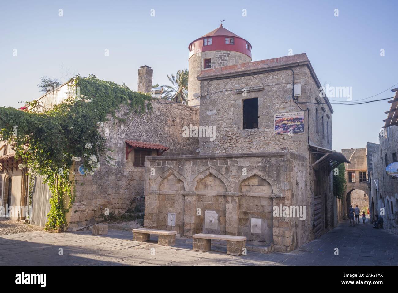 Tre fontane sulla facciata di un vecchio edificio nella città medievale all'interno di fortificazioni di Rodi. Foto Stock