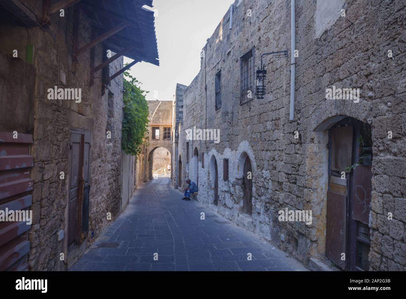 Strada stretta nella città medievale all'interno di fortificazioni di Rodi. Foto Stock