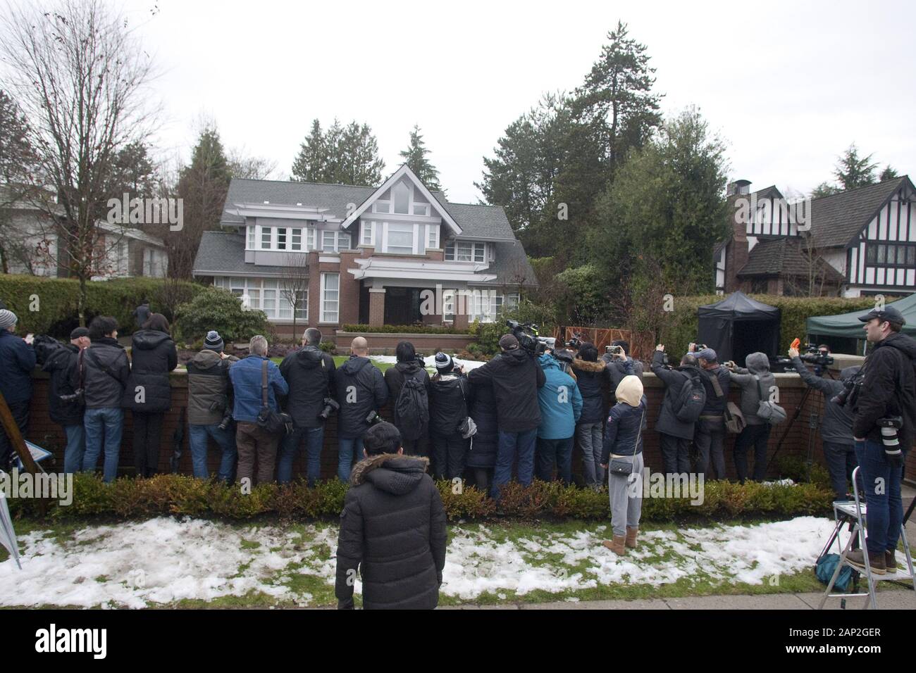 Vancouver, Canada. Xx gen, 2020. Media attesa per Huawei CFO Meng Wanzhou, indossando un GPS tracker cinturino alla caviglia, devono essere accompagnati dalla Corte ha nominato la sicurezza lasciando il suo multi-million dollar Shaughnessy mansion per l inizio della sua settimana di estradizione audizioni alla BC dalla Corte suprema in Vancouver, Columbia britannica (BC), Mondasy, Gennaio 20, 2020. Arrestati 1 dicembre 2018 e rilasciato subito dopo il $7.5 milioni di bail Meng è lotta di estradizione verso gli Stati Uniti in materia di frode le tasse. Foto di Heinz Ruckemann/UPI Credito: UPI/Alamy Live News Foto Stock