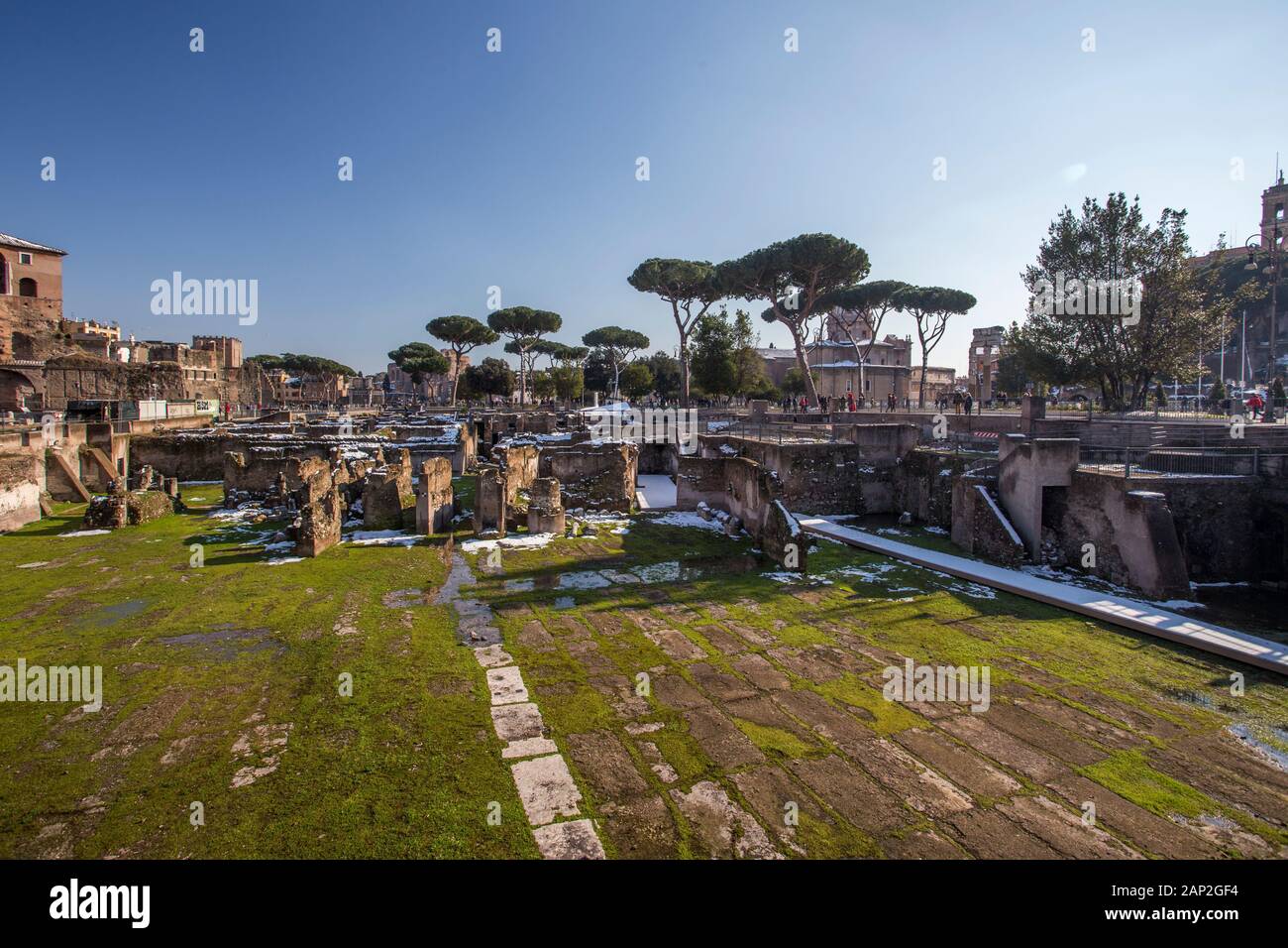 Roma, Italia, febbraio 2018 - Roma coperta dalla neve, turismo invernale nella capitale d'Italia, famosa destinazione di viaggio in inverno. Forum Romanum con neve. Foto Stock