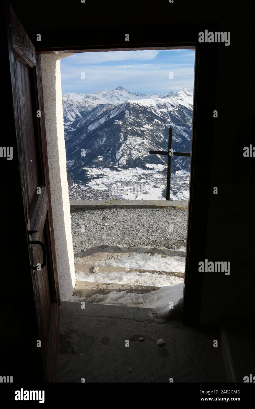 Vista dalla Chapelle Notre-Dame-des-Neiges su Croce e montagne innevate (Puy-Saint-Pierre, Hautes-Alpes, Francia) Foto Stock