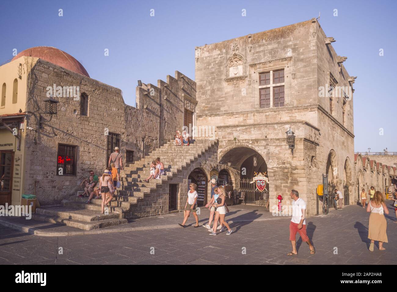 Hippokratous Square sulla città medievale all'interno di fortificazioni di Rodi. Foto Stock