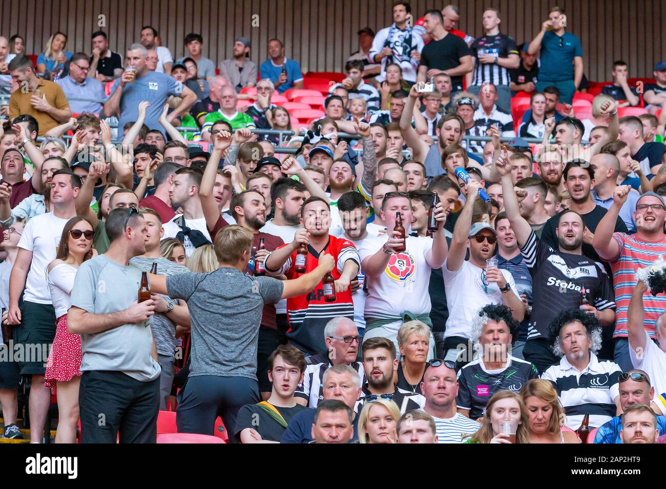 Il canto Widnes Vikings i tifosi allo stadio di Wembley durante il 2019 AB prendisole 1895 Rugby League Foto Stock