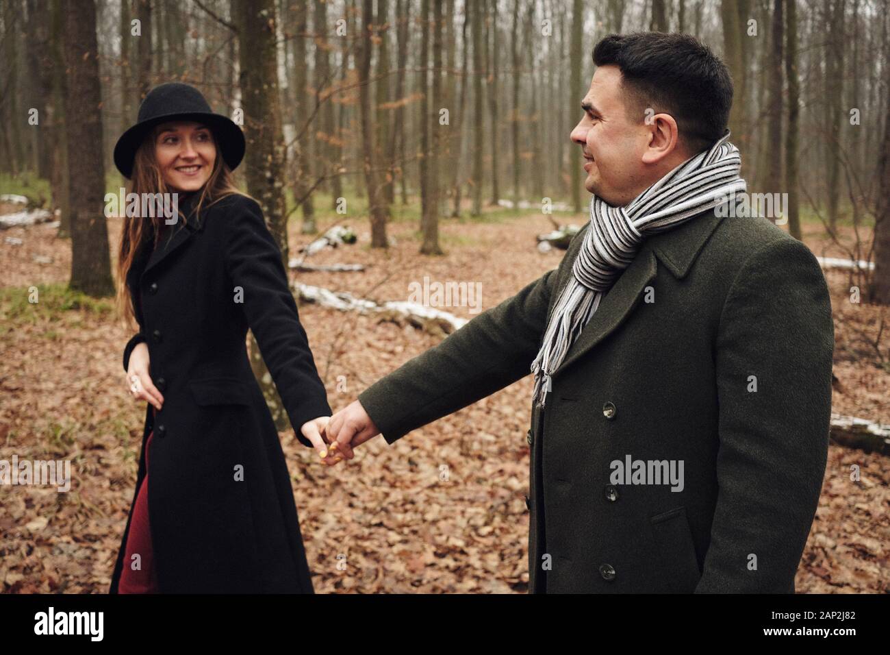 Felice giovani alla moda giovane in amore una foresta di inverno Foto Stock