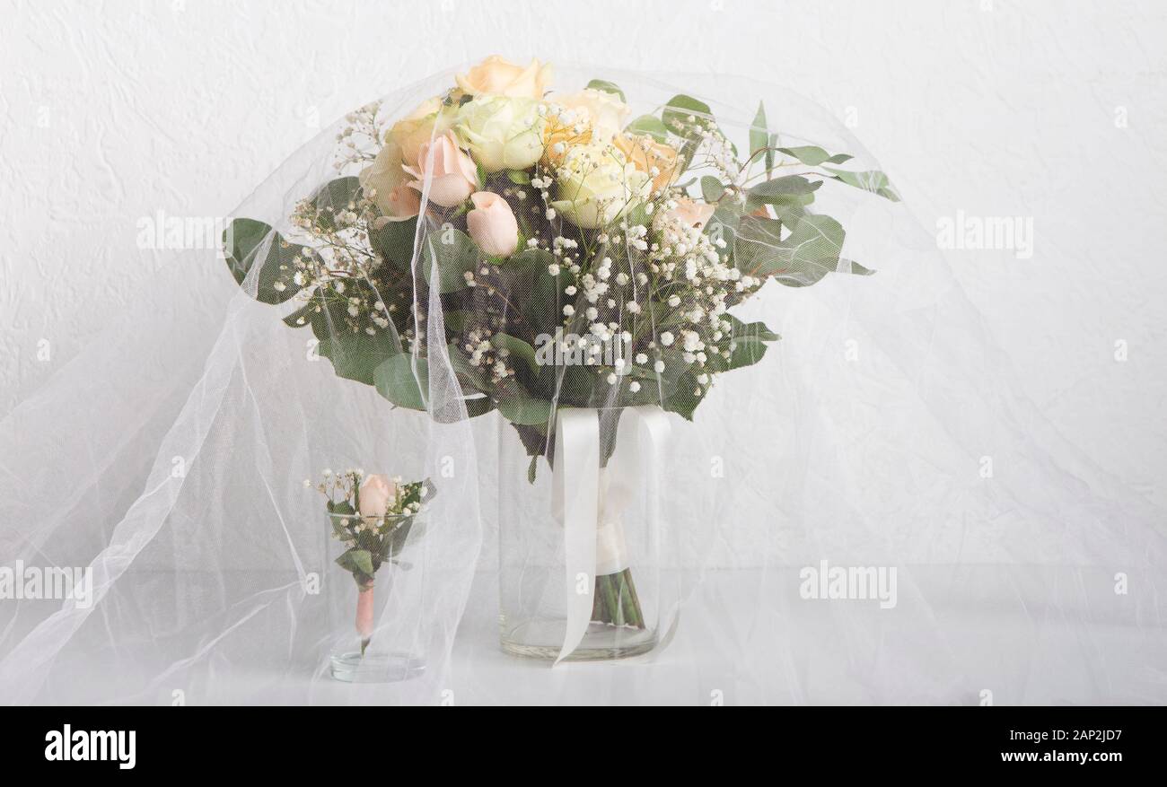 Decorazione fatta di rose coperto da velo Foto Stock
