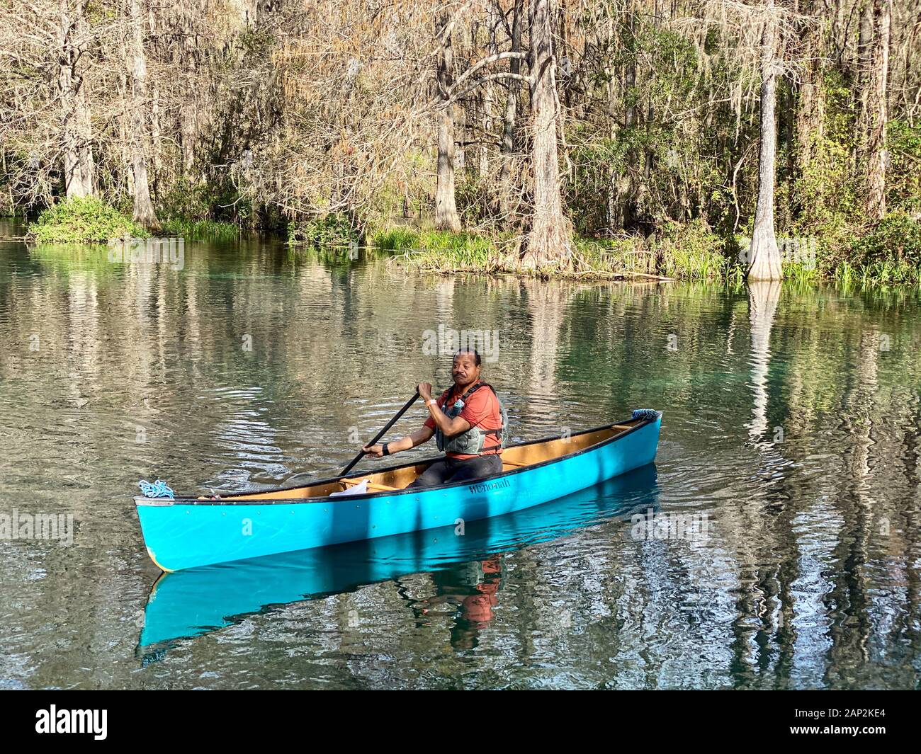 Canoa fiume arcobaleno. Dunnellon, Florida. Foto Stock