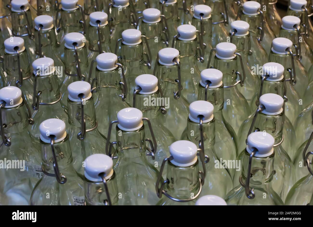 Chiusura del gruppo isolato di svuotare le bottiglie di vetro in righe con metallo bianco swing top tappo (cliplock) Foto Stock