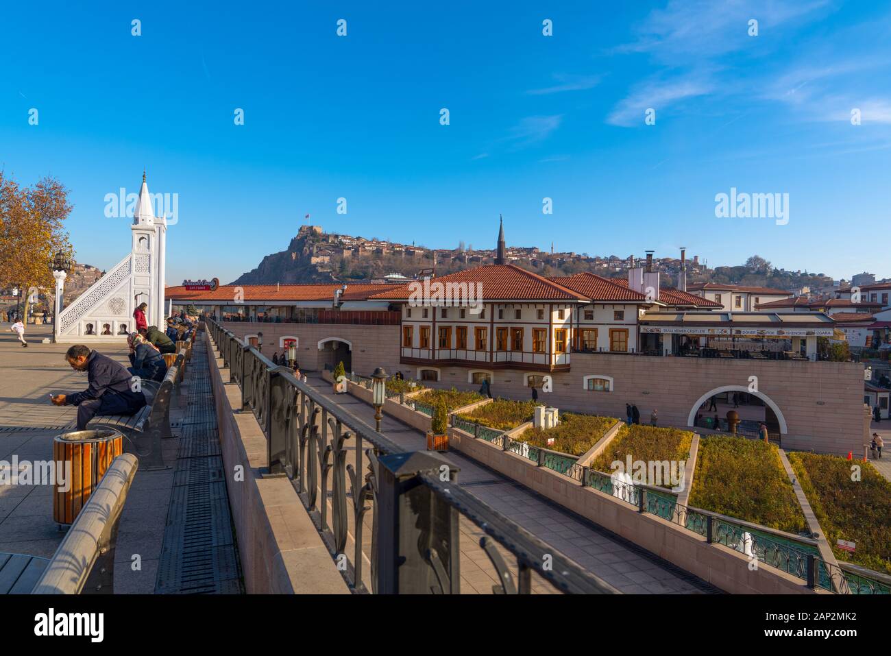 Ankara/Turchia- 21 dicembre 2019: Haci Bayram quartiere con persone visitano la moschea e Ankara Kalesi in background Foto Stock