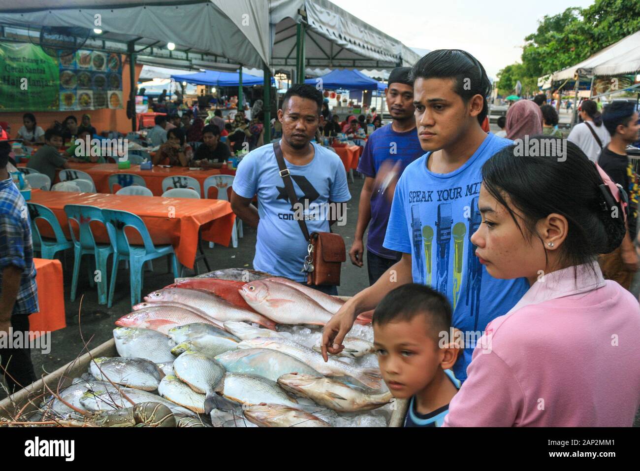 Tradizionale mercato del pesce a Kota Kinabalu, Borneo Malesia Foto Stock