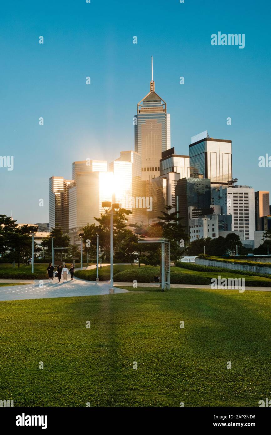 Parco pubblico con lo sfondo dello skyline di Hong Kong Foto Stock