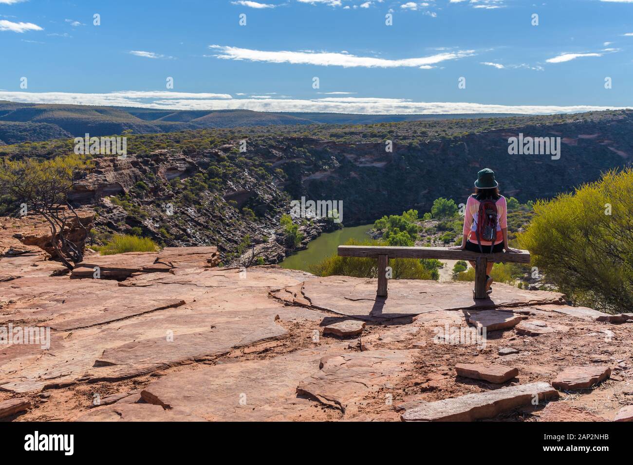 Escursionista con pacchetto giornaliero che inizia il percorso a piedi presso la Nature's Window nel Parco Nazionale di Kalbari, Australia Occidentale. Foto Stock