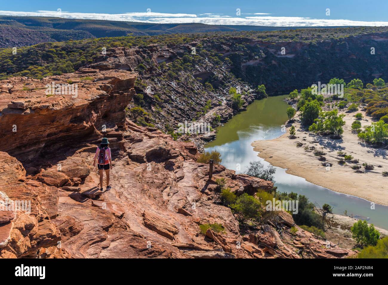 Escursionista con pacchetto giornaliero che inizia il percorso a piedi presso la Nature's Window nel Parco Nazionale di Kalbari, Australia Occidentale. Foto Stock