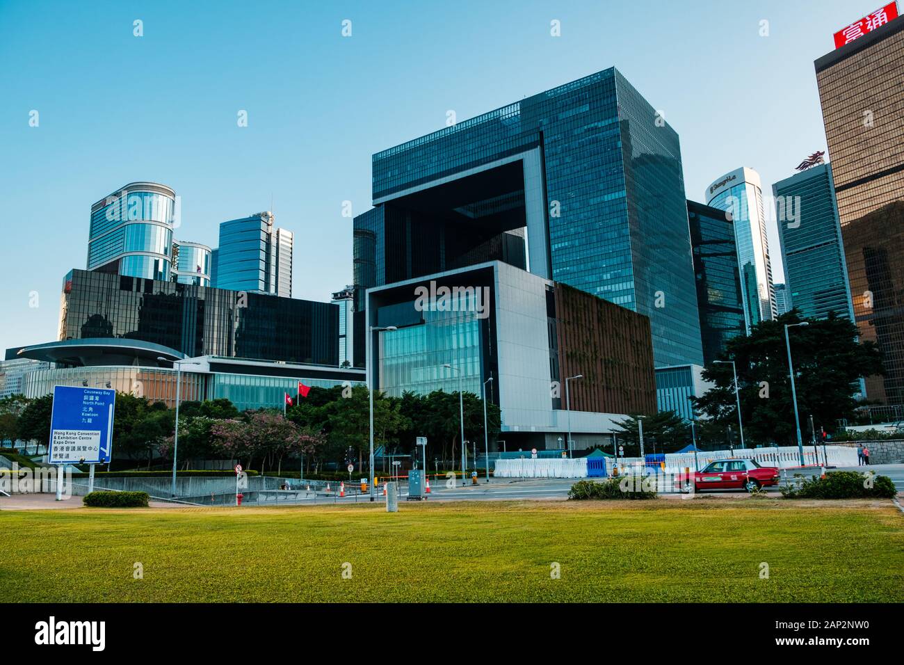 Hong Kong Cina - Novembre 2019: La Hong Kong Tamar parco vicino governo edificio sede centrale e Hongkong skyline della città Foto Stock