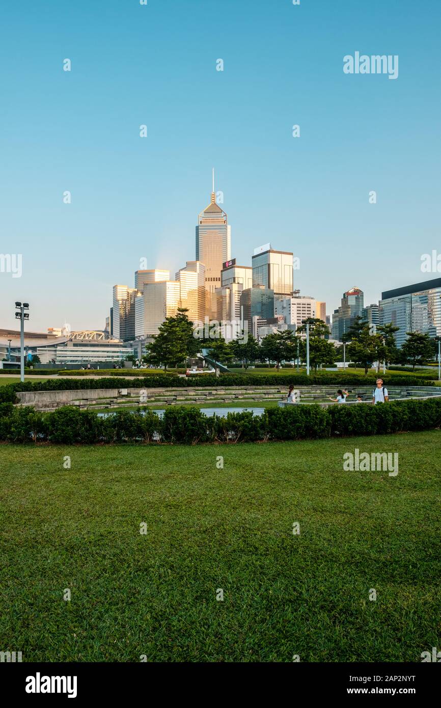 La Hong Kong Tamar parco vicino governo edificio sede centrale e Hongkong skyline della città - Foto Stock