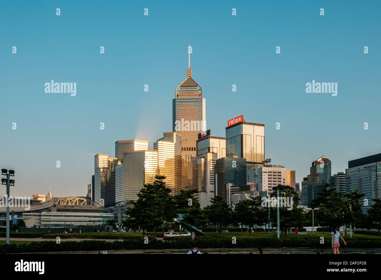 Hong Kong Cina - Novembre 2019: La Hong Kong Tamar parco vicino governo edificio sede centrale e Hongkong skyline della città Foto Stock