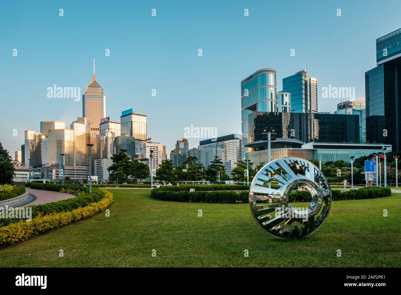 Hong Kong Cina - Novembre 2019: La Hong Kong Tamar parco vicino governo edificio sede centrale e Hongkong skyline della città Foto Stock