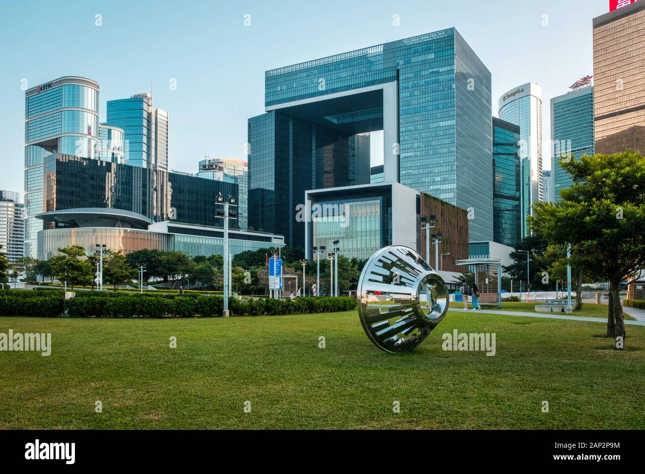 Hong Kong Cina - Novembre 2019: La Hong Kong Tamar parco vicino governo edificio sede centrale e Hongkong skyline della città Foto Stock