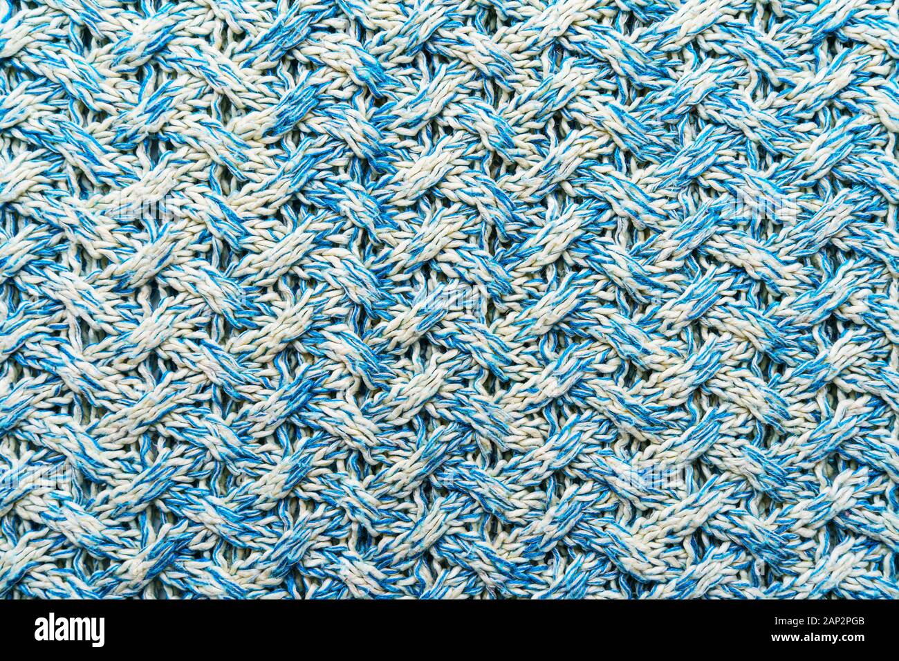 Blu e bianco di tessitura a maglia di un tessuto in lana con una tessitura a motivi geometrici. Sfondo maglione Foto Stock