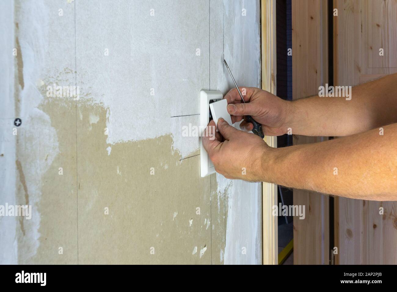 Artigiano di installare una presa elettrica Foto Stock