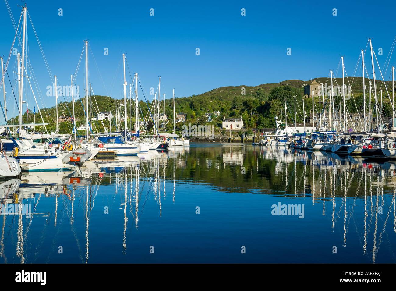 Tarbert marina a una perfetta serata estiva con un sacco di barche a vela. Ebridi, Scozia. Foto Stock