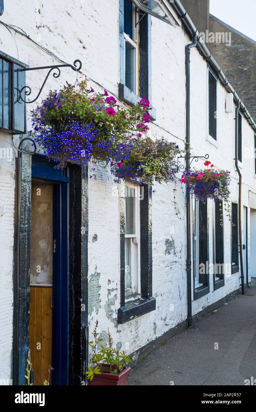 Tarbert old town street, tradizionali case decorate con fiori. Isole Ebridi, Scozia. Foto Stock
