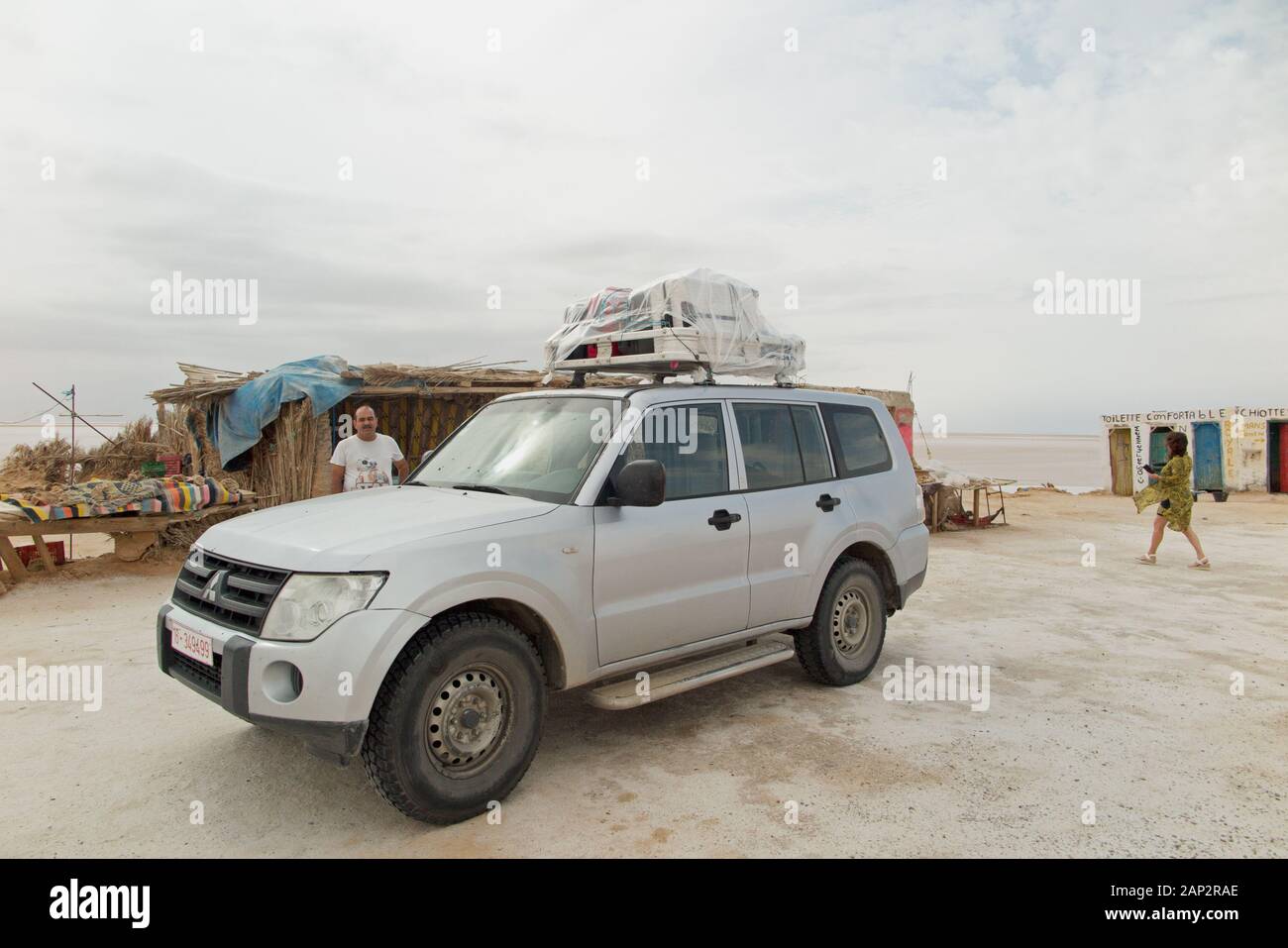 Veicolo a quattro ruote motrici caricato nell'area di riposo del Chot el Jerid Salt Lake Foto Stock