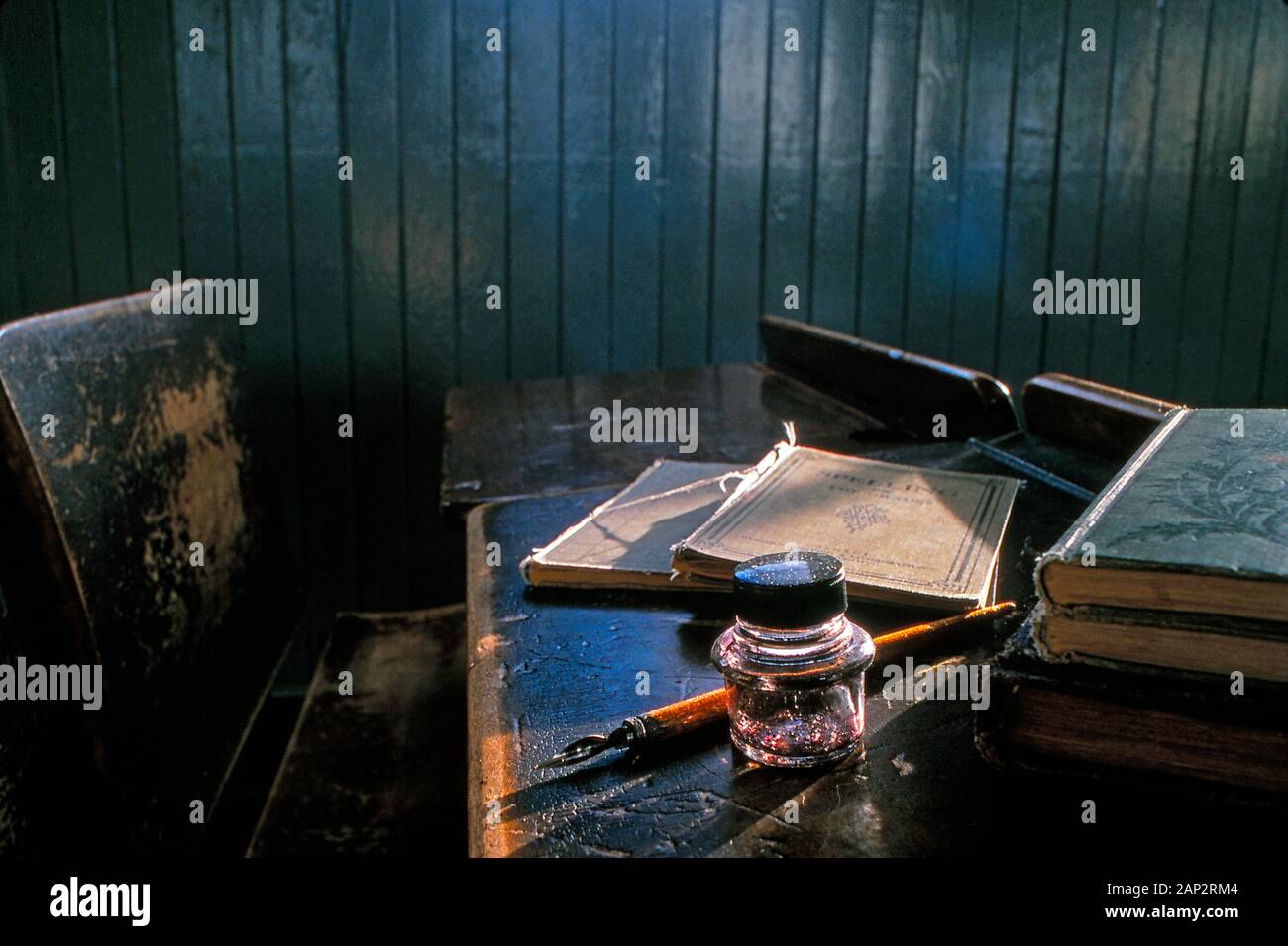 Vintage banco di scuola con una penna stilografica e inkwell Foto Stock