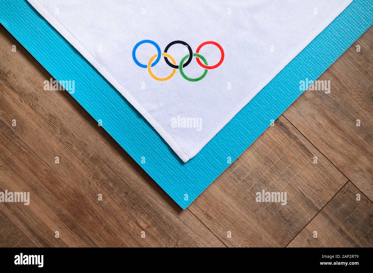 TOKYO, GIAPPONE, gennaio. 20. 2020: cerchi olimpici su sfondo bianco. Blu e marrone spazio di modifica Foto Stock