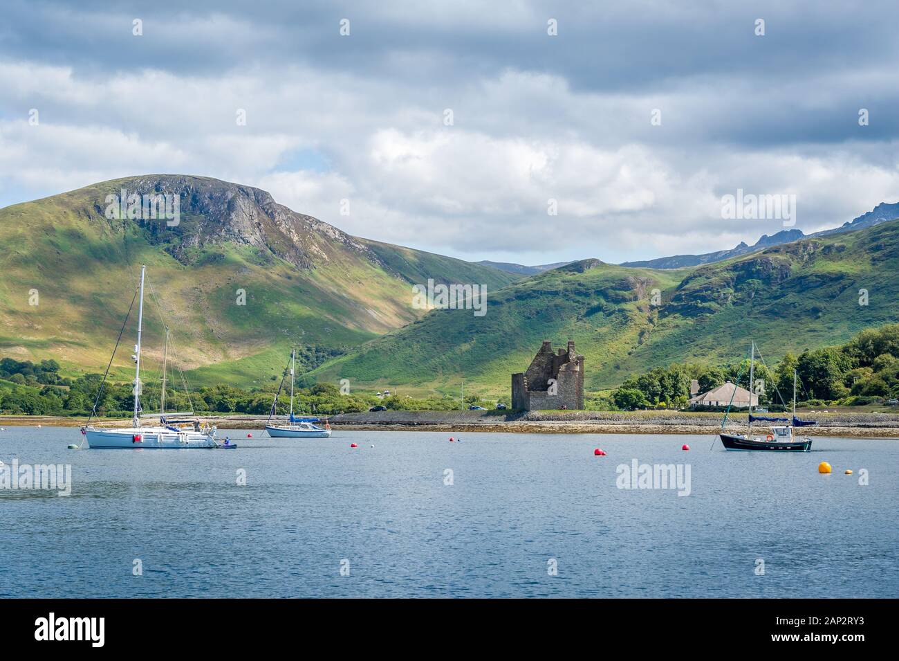 Lochranza bay e old fort rovine. Isola di Arran, viaggio in barca a vela in Scozia. Foto Stock