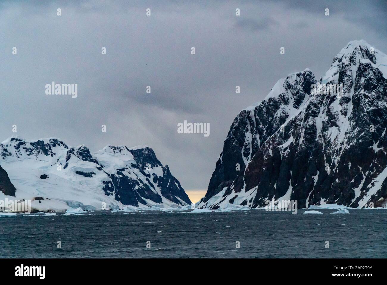 Iceberg di fusione a causa del riscaldamento globale nel sud dell'Oceano Atlantico, Antartide Foto Stock