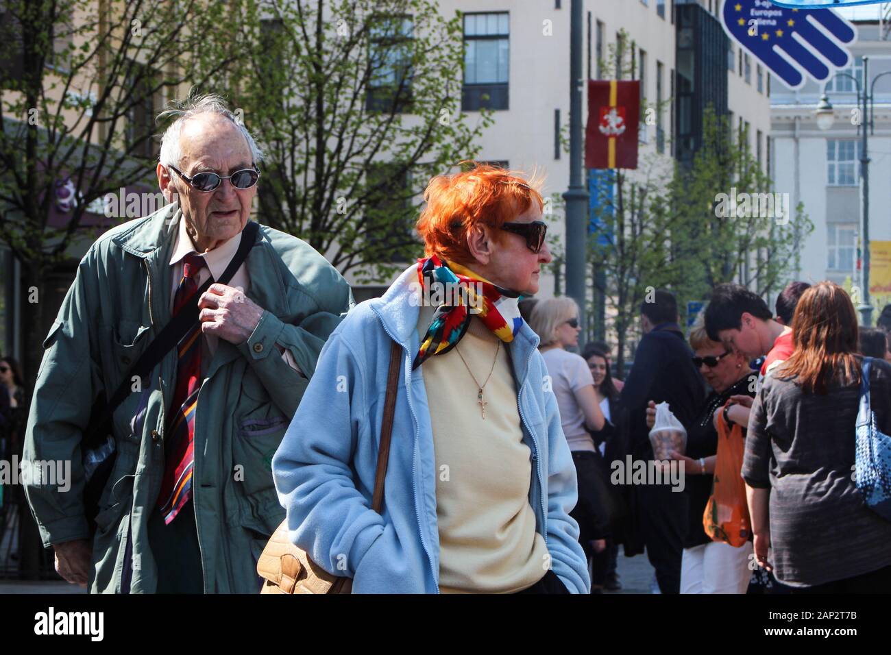 Coppia anziana in una passeggiata a Vilnius, Lituania Foto Stock