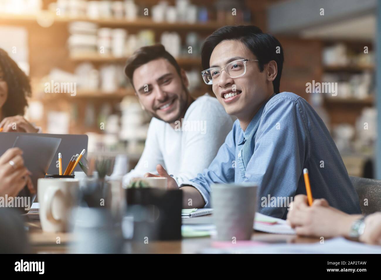 In prossimità dei due ragazzi che frequentano regolarmente riunioni aziendali Foto Stock