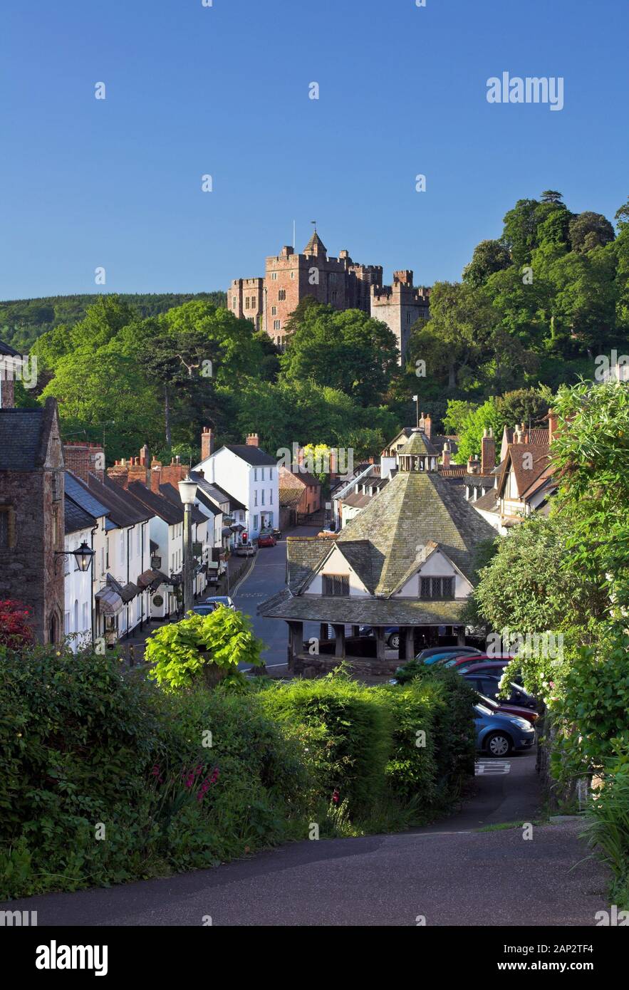 Visualizza in basso la high street a Castello di Dunster, Somerset, Inghilterra Foto Stock